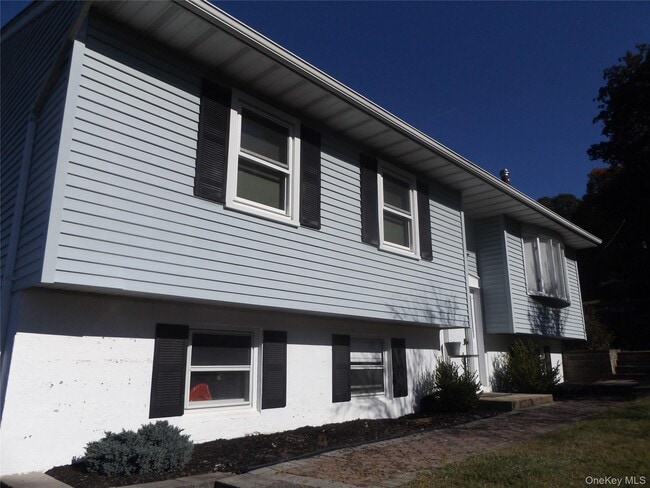 Primary Photo - 32 Willow Rd