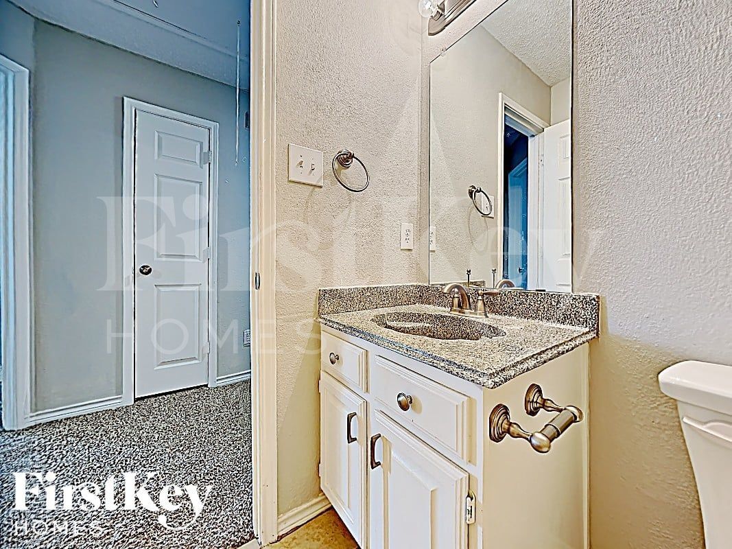 Building Photo - 5611 Chimney Rock Dr