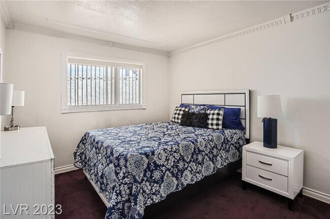 Building Photo - Fully Furnished with sparkling pool!