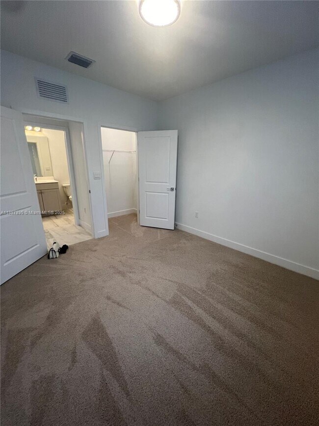 Building Photo - 141 SW 171st Ave