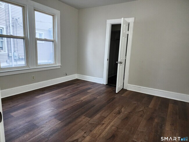 Building Photo - 402 Park St