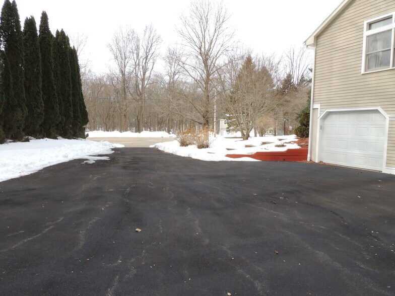 Building Photo - 12 Cardinal Ln