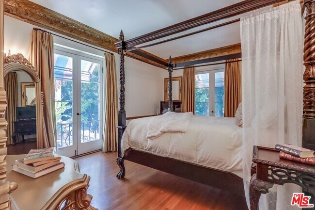 Building Photo - 642 S Bronson Ave