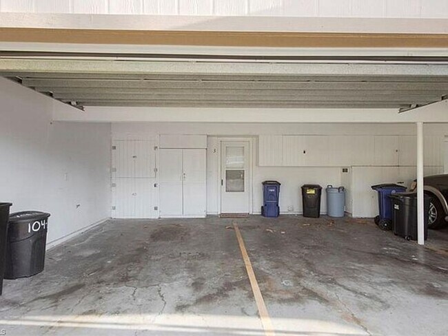 Building Photo - 2 Bedroom Condo with One Car Garage