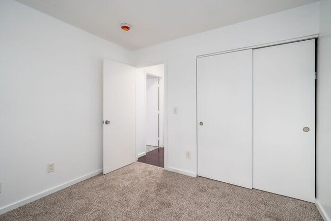 Building Photo - 2 bedroom in Roseway!! Pets OK!