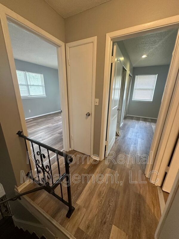 Building Photo - 222 N Oak Dr