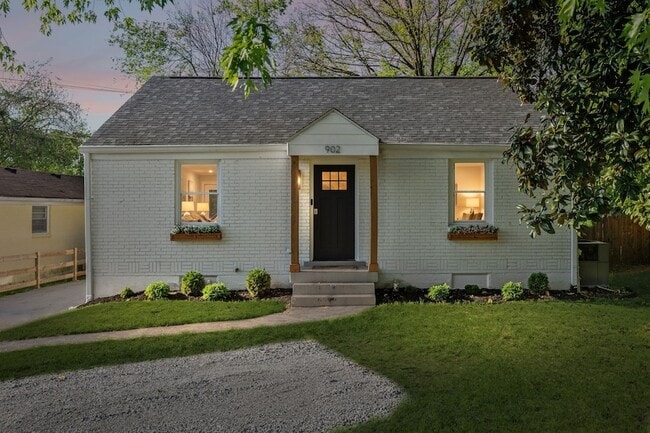 Building Photo - 902 Broadmoor Dr