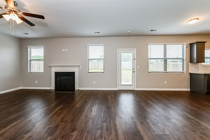 Building Photo - 517 Emporia Loop