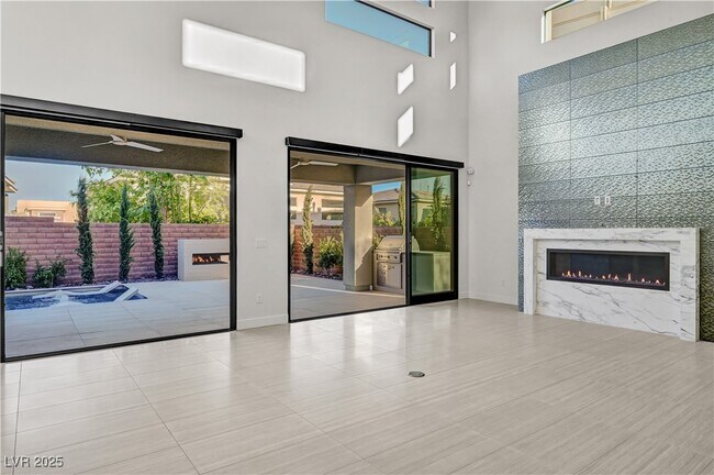 Building Photo - 68 Grey Feather Dr