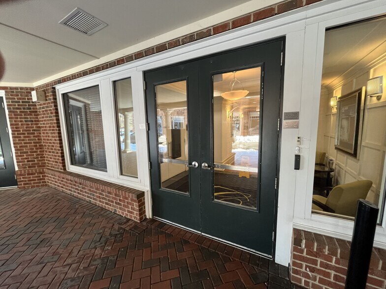 Building Photo - 27 Booth St