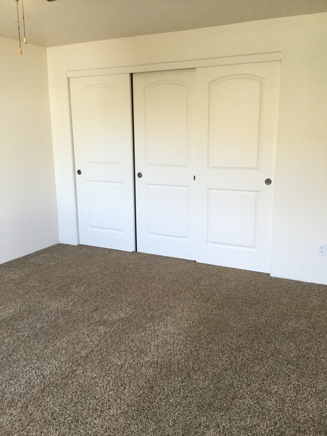 Building Photo - 3 Bedroom 2 Bath with RV parking in Medford!
