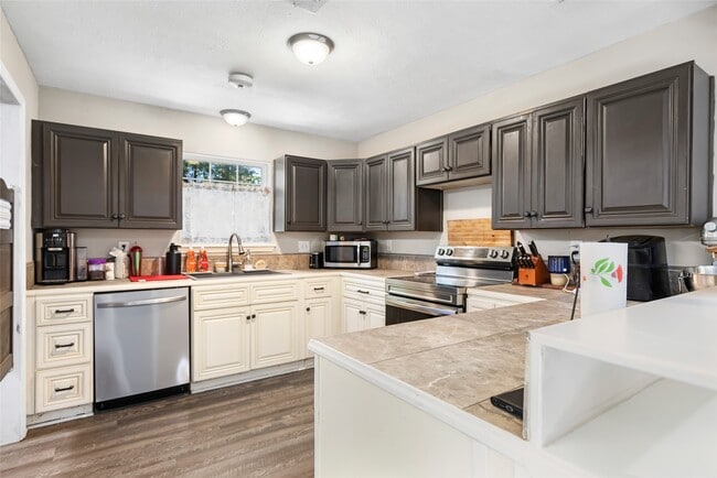 Building Photo - 218 Waterfall Dr