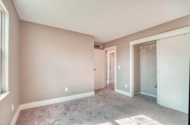 Building Photo - 7831 Meadowhaven Blvd