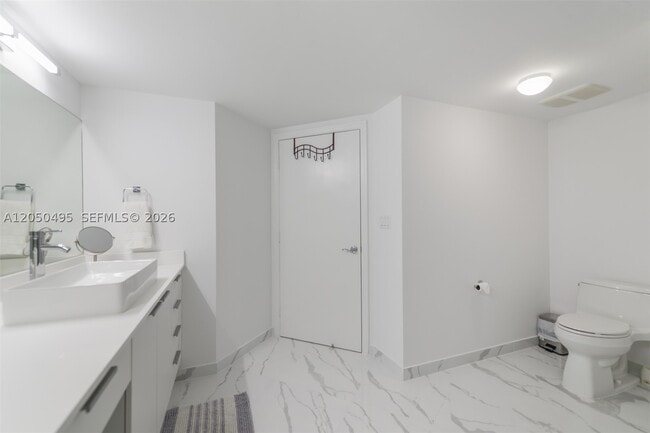 Building Photo - 16699 Collins Ave