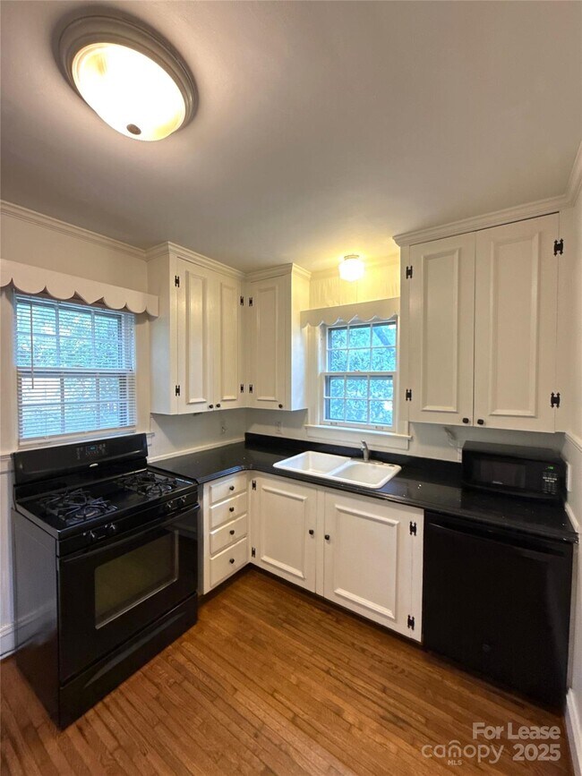 Building Photo - 1901 Armstrong Park Dr