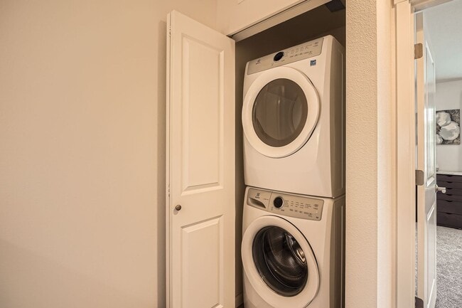 Building Photo - Modern Furnished Townhome in Prime Kent Lo...