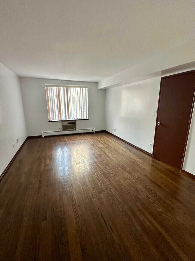 Building Photo - 7320 N Rogers Ave