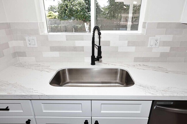 Building Photo - 10537 W La Jolla Dr