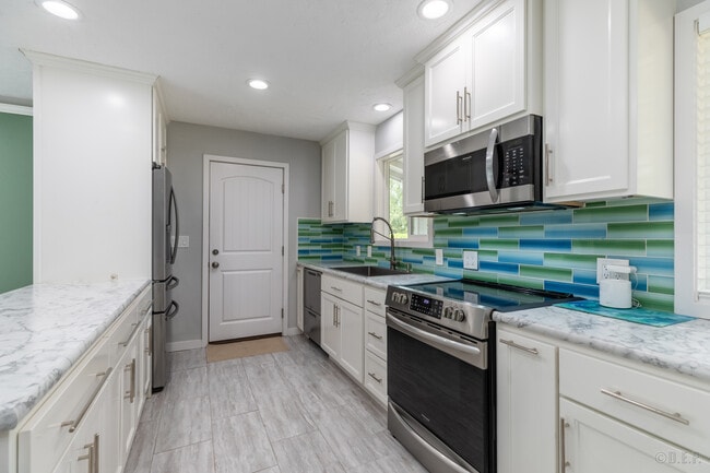 Building Photo - 29889 Riverview Dr