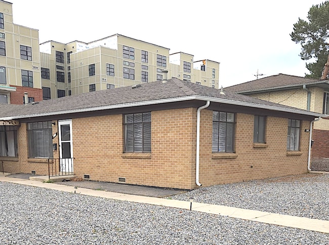 Primary Photo - Bright Two Bedroom in University District-...