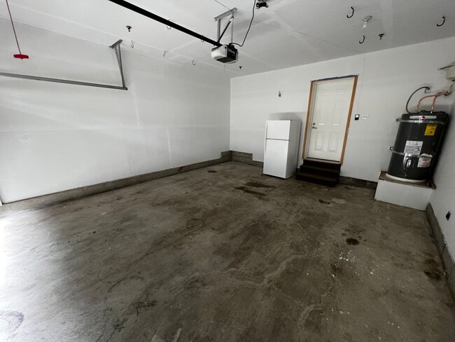 Building Photo - DuPont, end unit, 3 bedroom, 2.5 bath Townhome