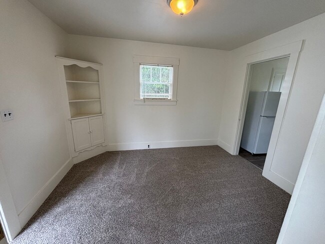 Building Photo - 1 bedroom Victorian with garage