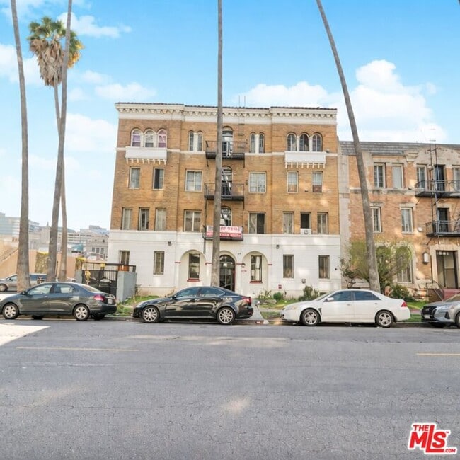 Building Photo - 537 S Kenmore Ave