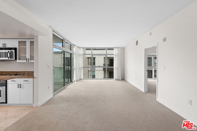 Building Photo - 13700 Marina Pointe Dr