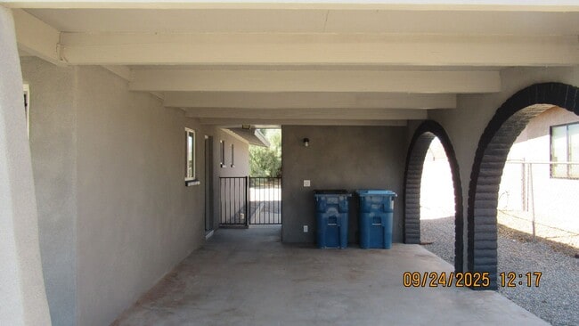 Building Photo - 3 bedroom 2 bathroom with Solar!!!!