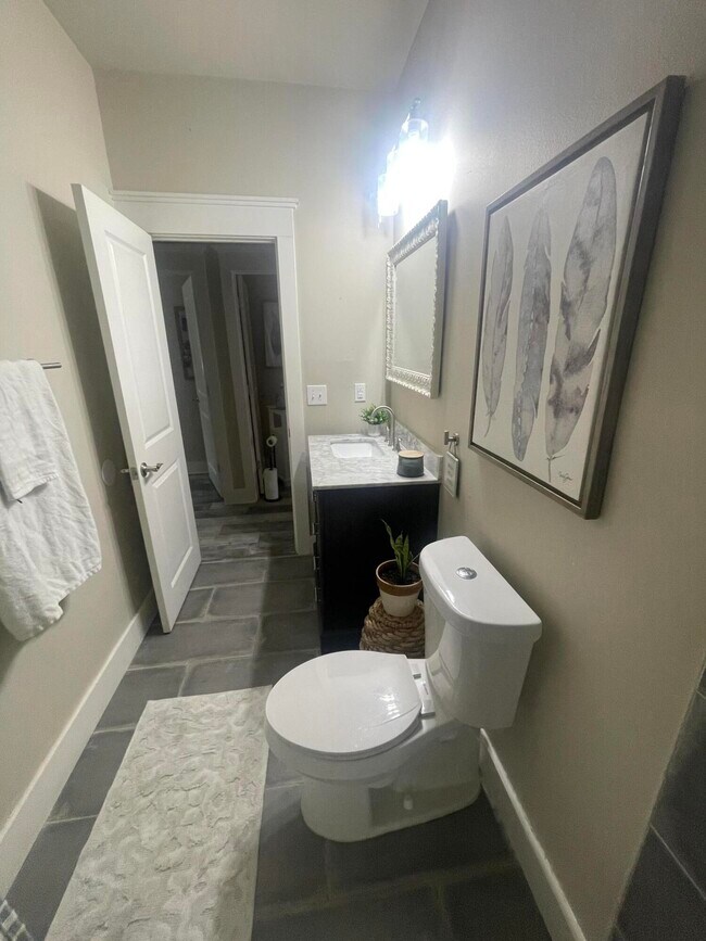 Building Photo - 105 1st St