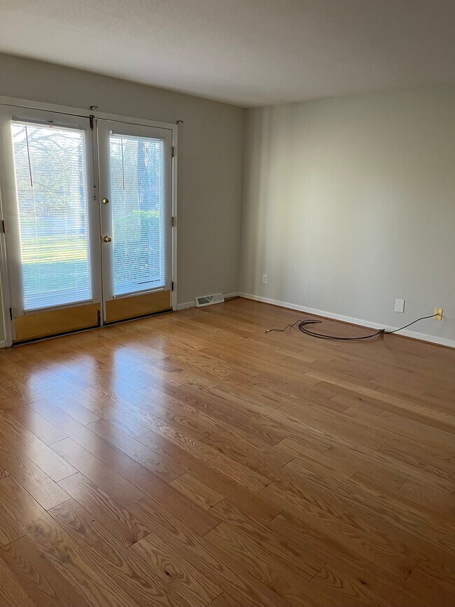 Building Photo - 611 E Mountcastle Dr