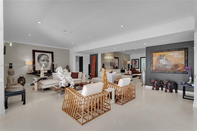 Building Photo - 1111 N Venetian Dr