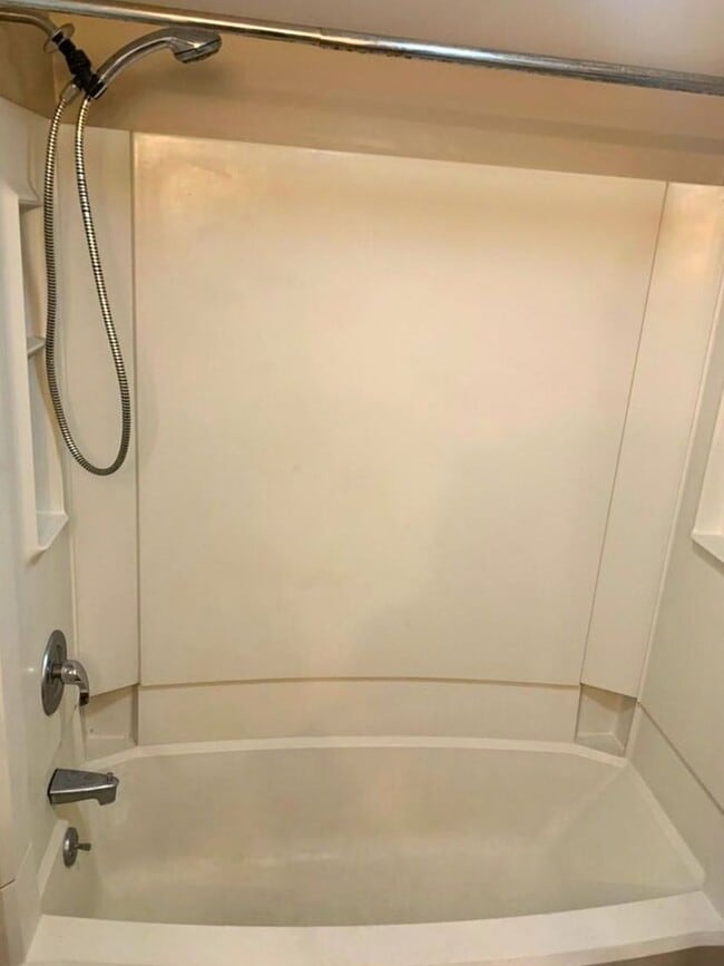 Building Photo - 2 Bedroom 1 Bathroom first floor Goshen Valley flat!