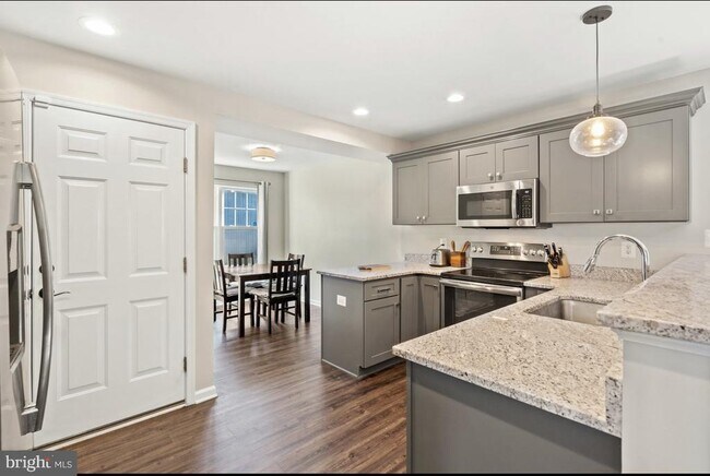 Building Photo - 144 Rollason Dr