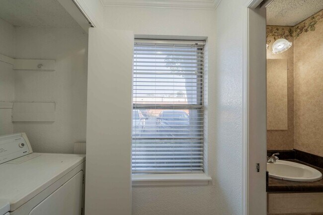Building Photo - 2220 E 66th Pl