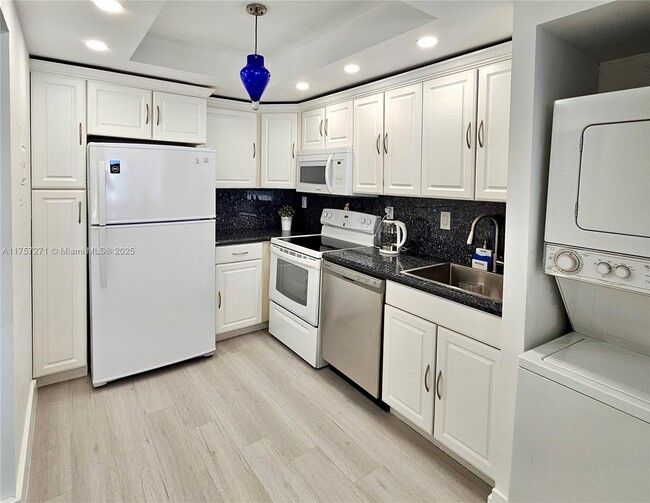 Building Photo - 3731 N Country Club Dr