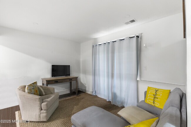 Building Photo - 741 Lakehurst Ave