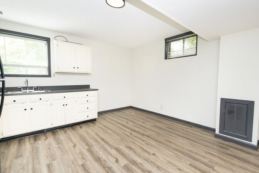 Building Photo - 6923 Greenway Dr