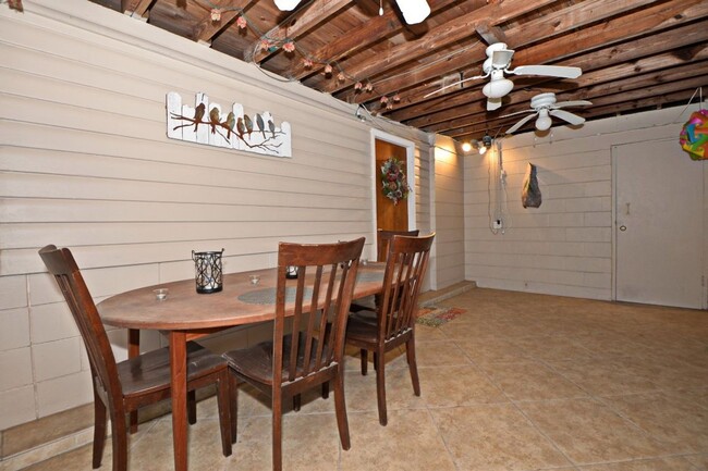 Building Photo - 2 Bedroom, 1 Bath - Lancaster Park /SODO