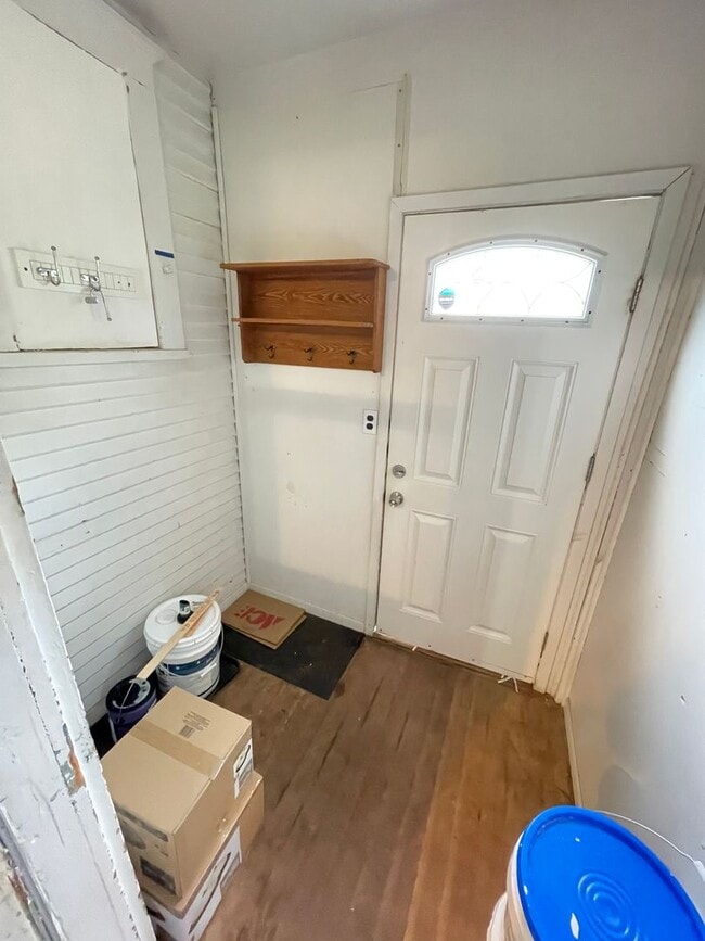 Building Photo - AVAILABLE NOW! FOR A DECEMBER 1ST MOVE IN - 4 Bedroom 1 Bath Home!