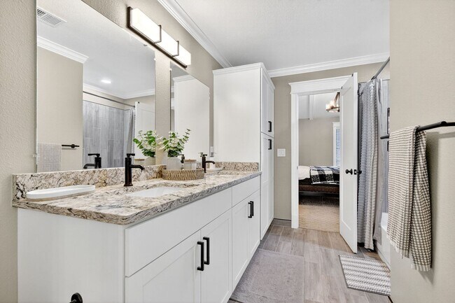 Building Photo - Two Bedroom Townhome W/ Garage!