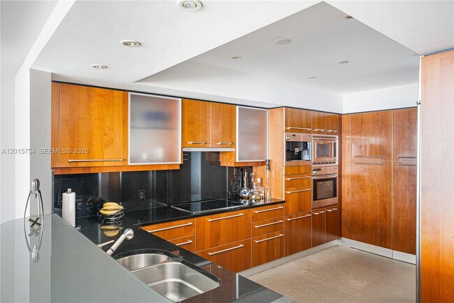 Building Photo - 1331 Brickell Bay Dr