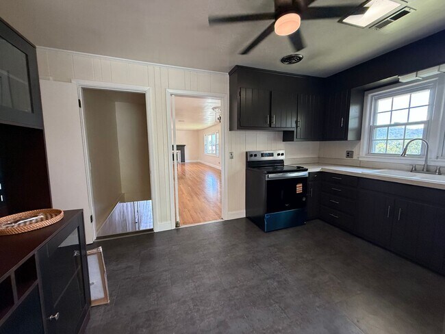 Building Photo - 401 Orchard Dr