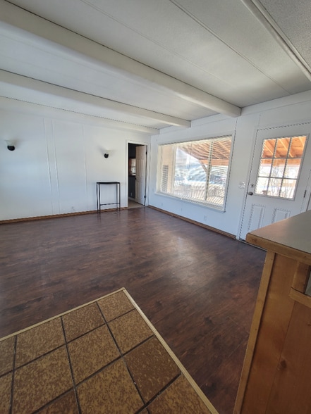 Building Photo - 595 Charles Ave