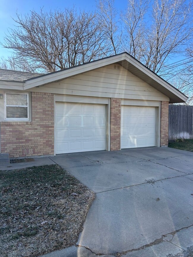 Building Photo - Wolflin spacious corner lot home