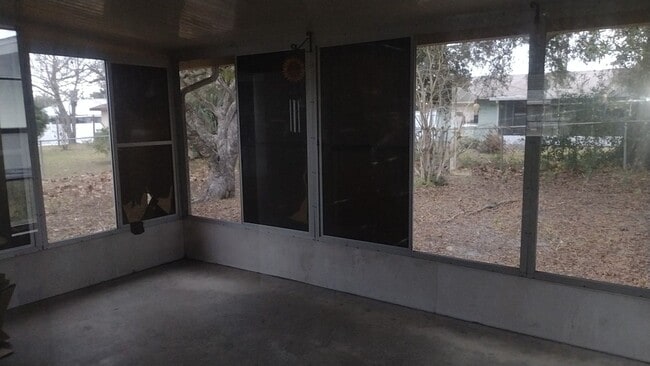 Building Photo - 3 Bedroom 1 Bath available in Marion Oaks