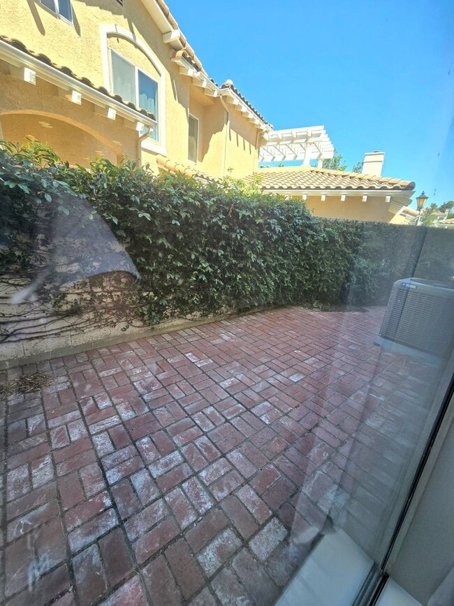 Building Photo - Large and spacious 3 bedroom townhouse with garage!