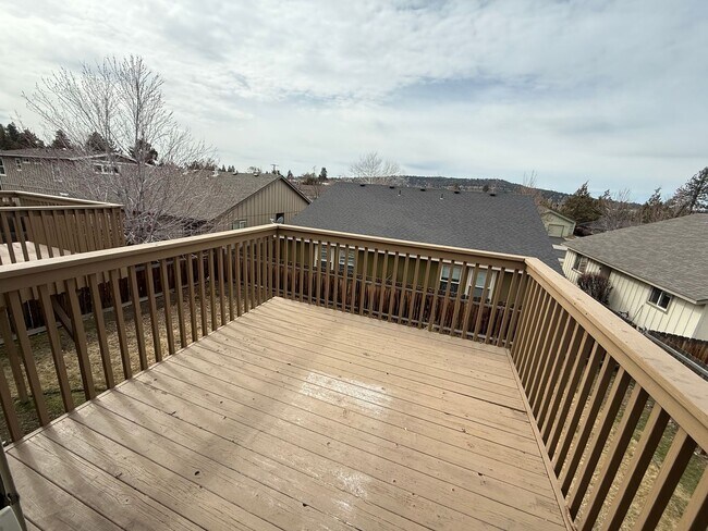 Building Photo - 3 Bed/2.5 Bath Townhome in NE Bend - Mountain Views!