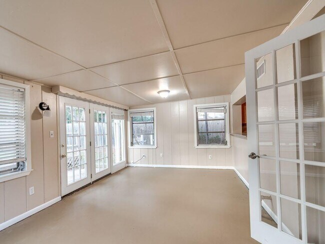 Building Photo - 2640 Manchester Dr