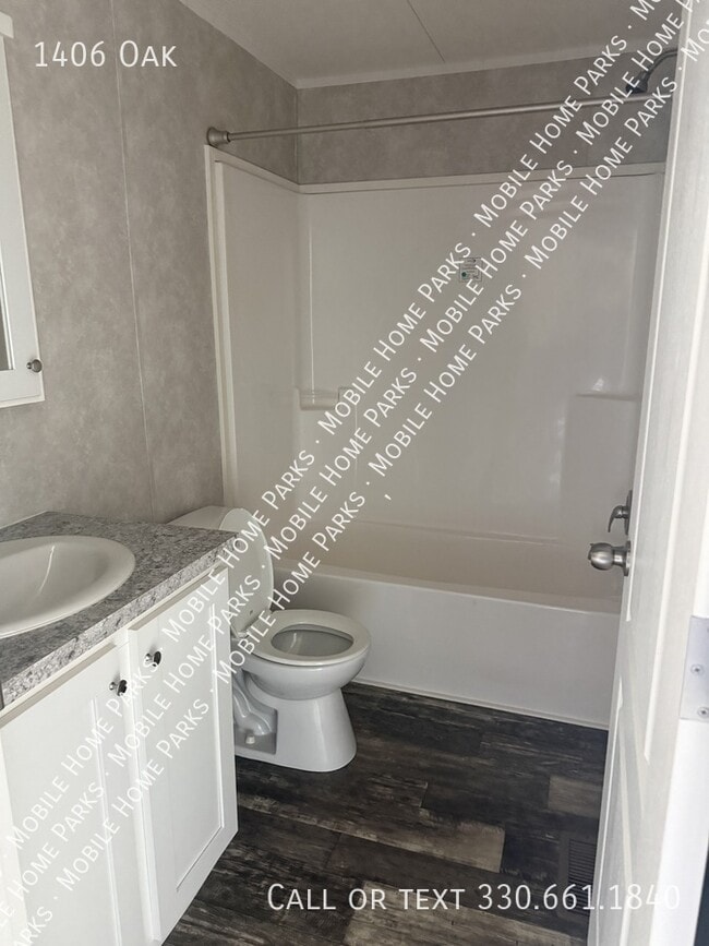 Building Photo - 1406 Oak-